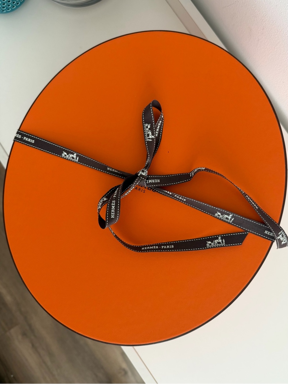 Hermès Orange Round Hat Box with Branded Ribbon Large 13x11.25x6.5 NEW